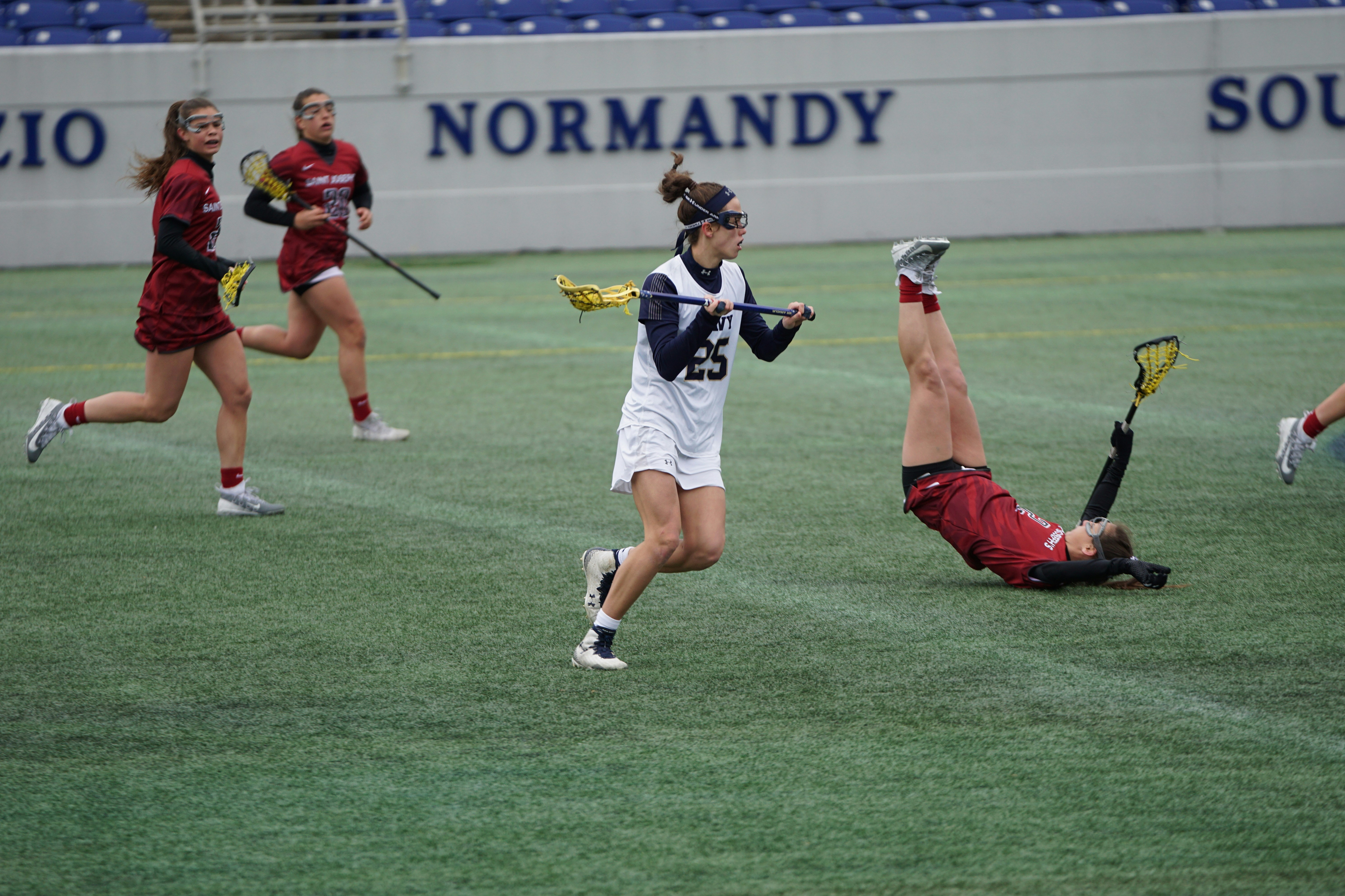 wanita bermain lacrosse di siang hari