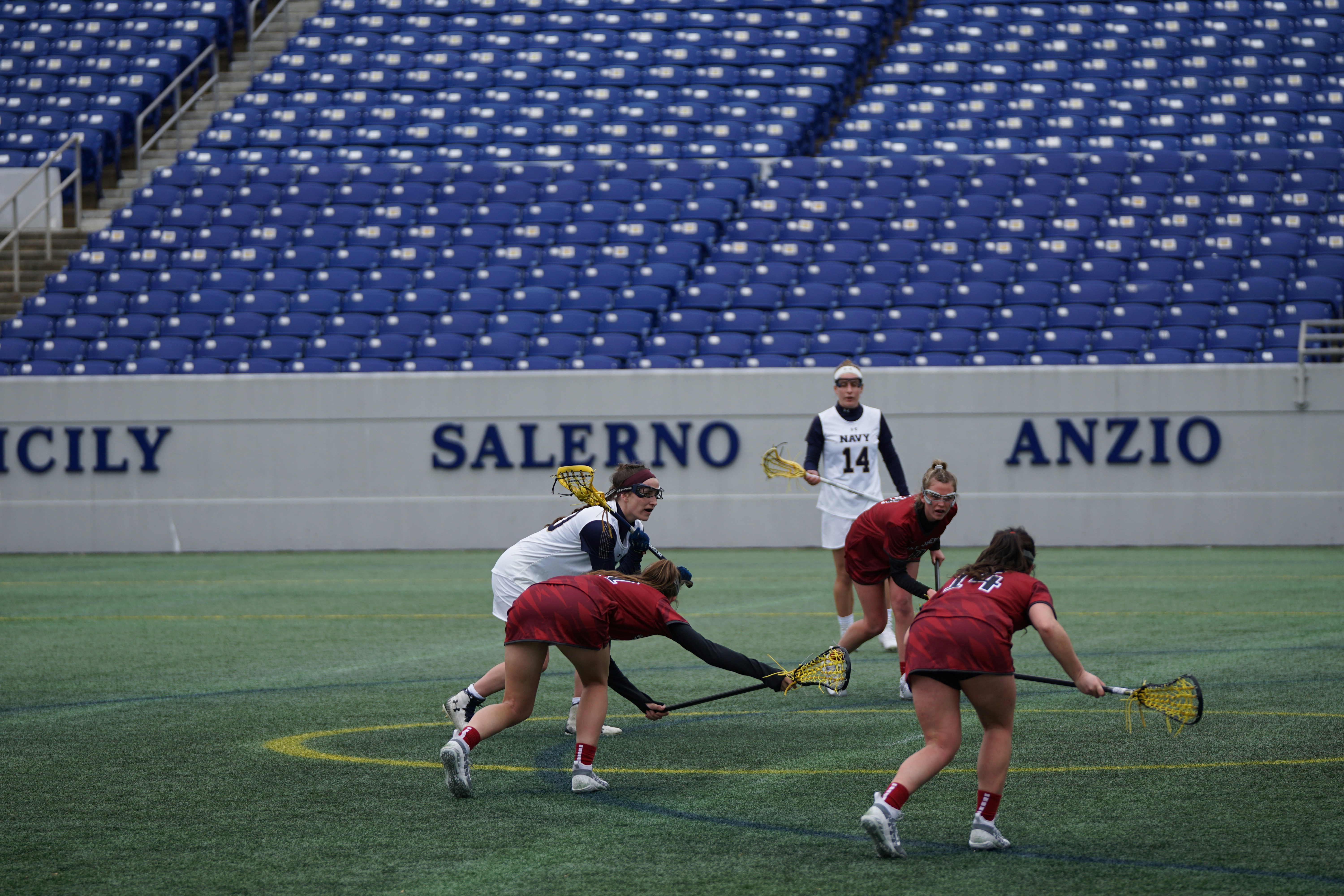 wanita bermain lacrosse