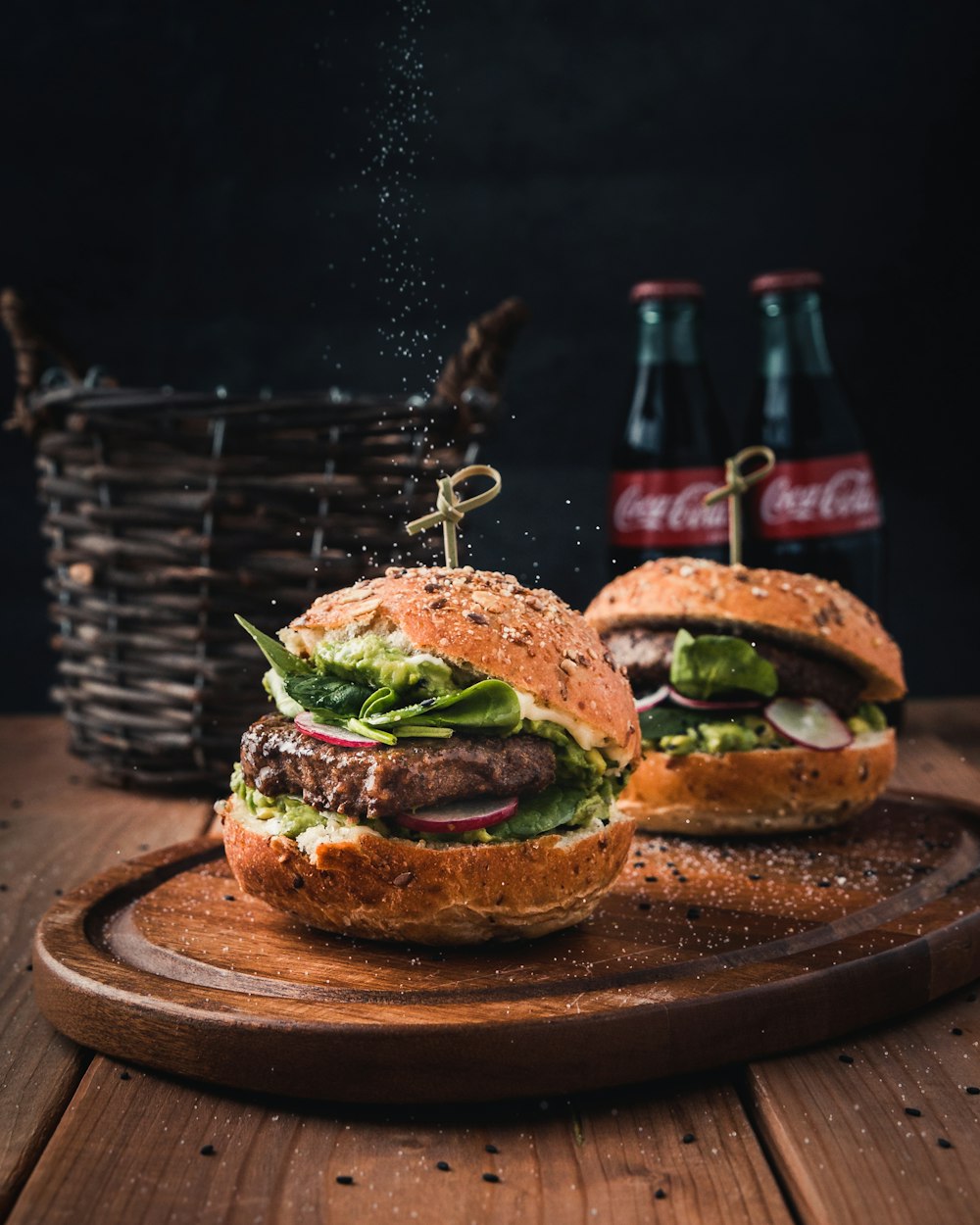 Hamburguesa con verduras en bandeja de madera marrón