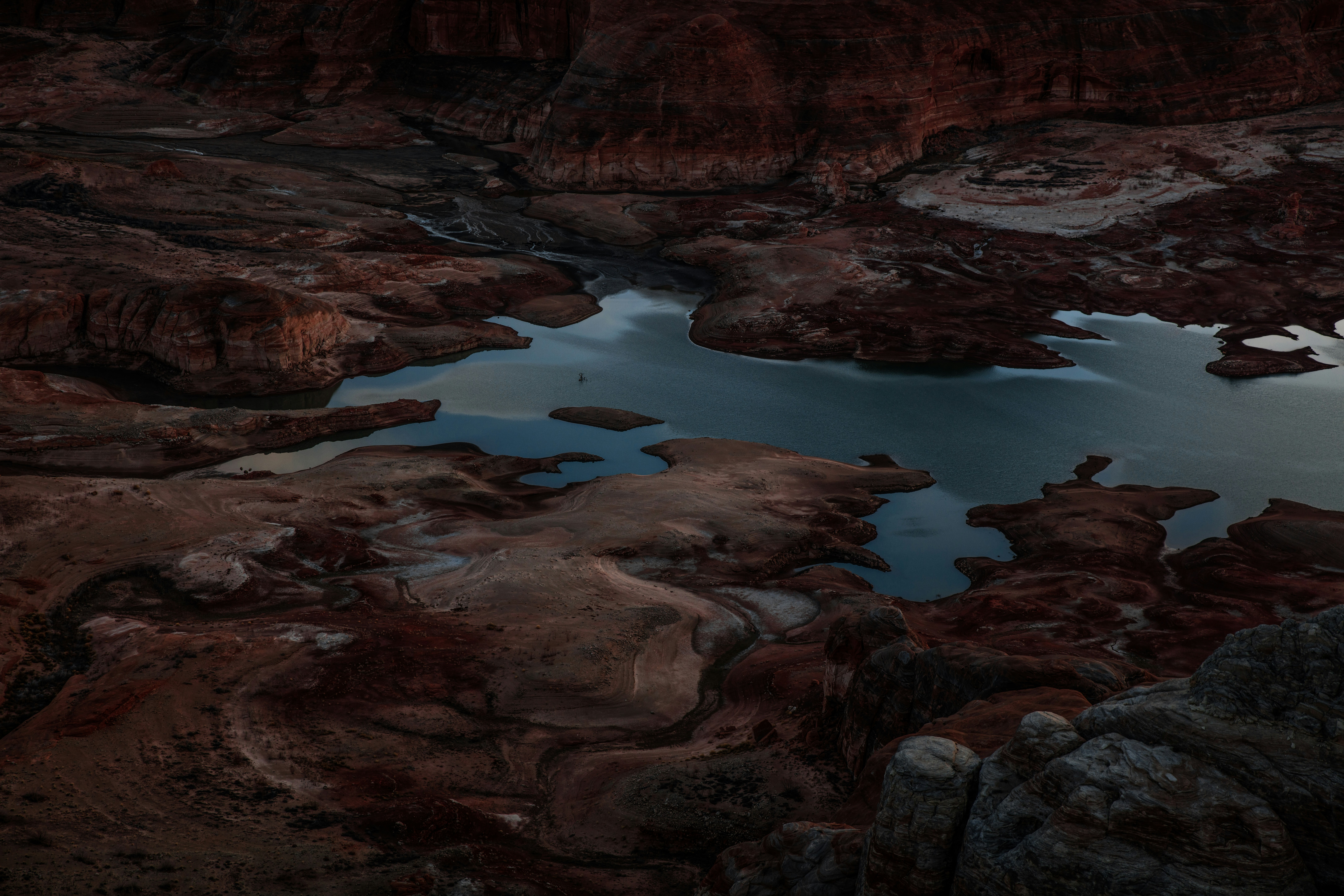 Canyon mit Wasser während des Tages