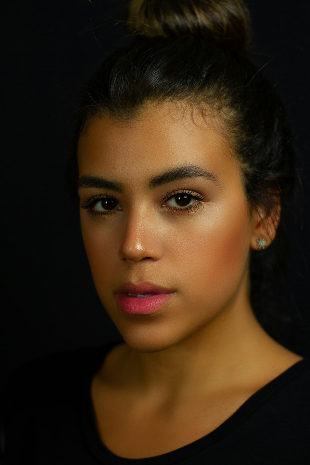 woman wearing black scoop-neck shirt