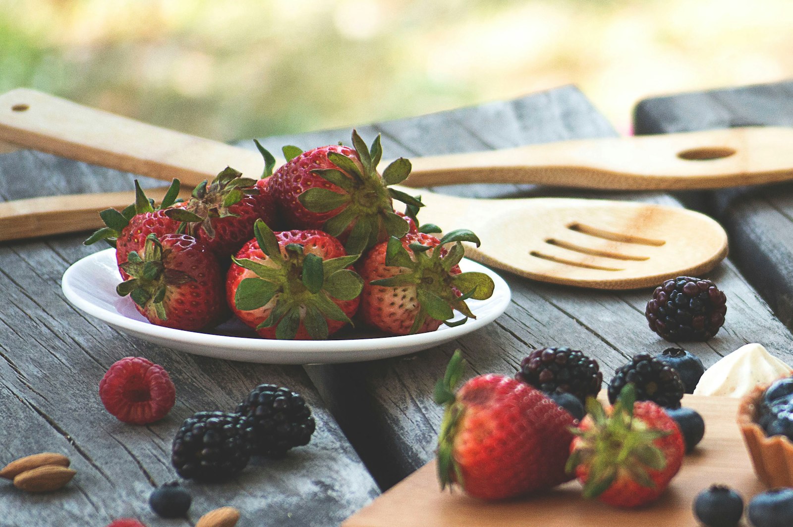 Nikon D3200 + Nikon AF-S DX Nikkor 55-200mm F4-5.6G VR sample photo. Pile of strawberries photography