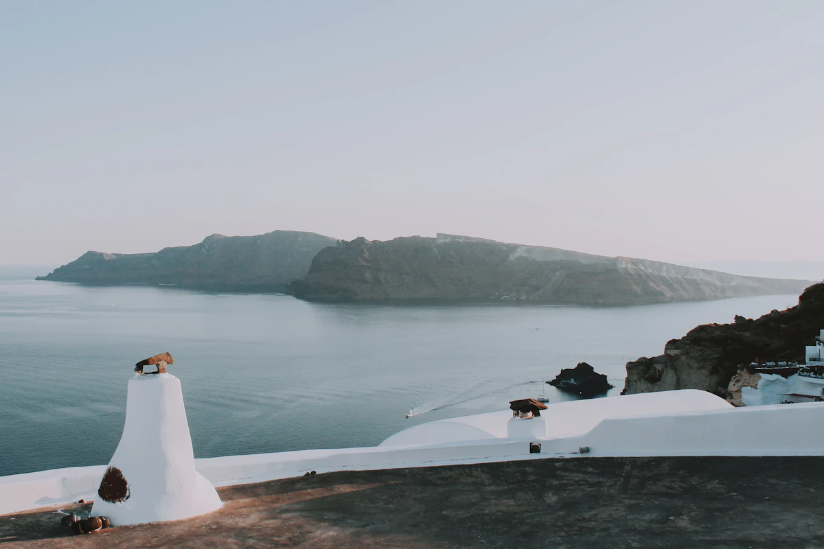 Parede branca com vista para o mar em Santorini, Grécia
