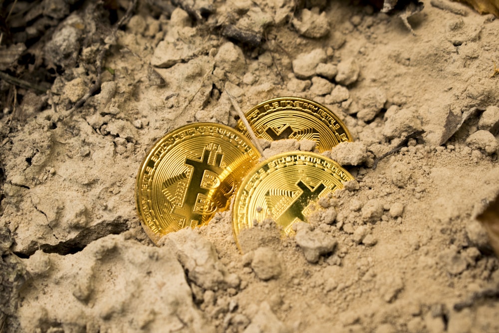drei Bitcoins auf dem Boden