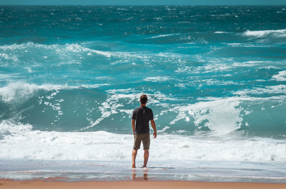 uomo che guarda il mare