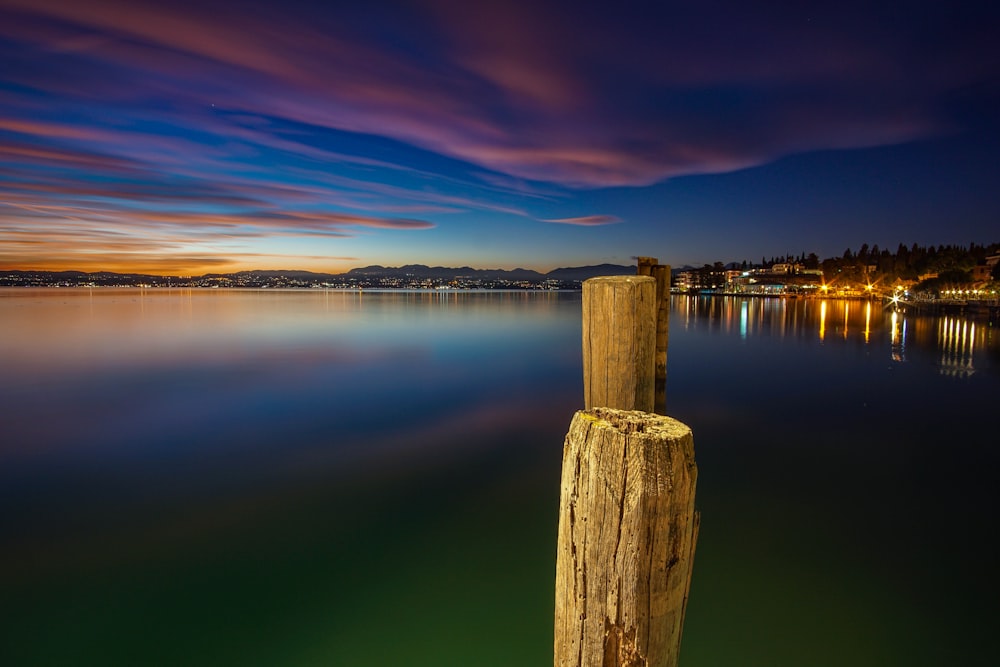 dock brun sur l’eau