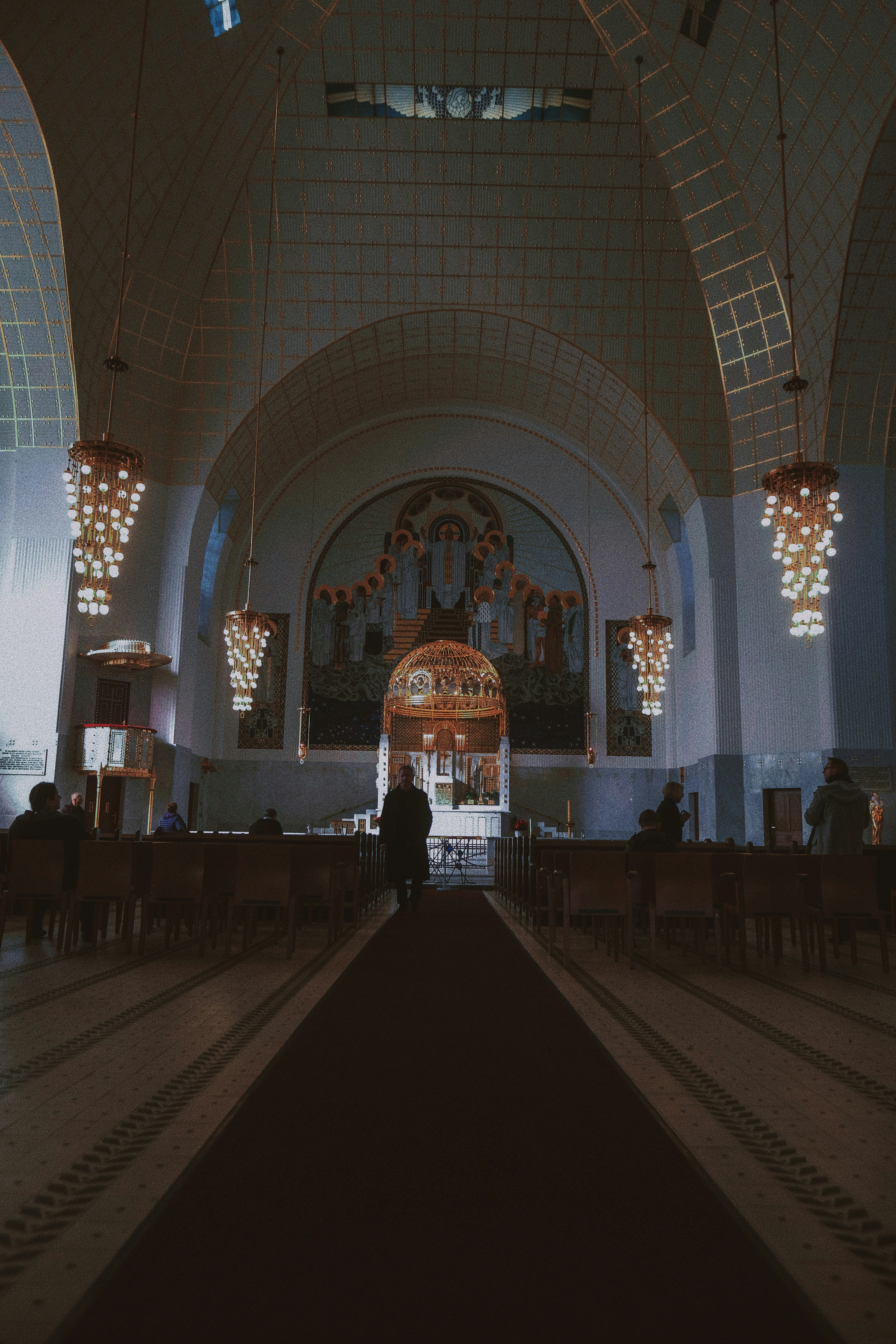 Hombre de pie dentro de la iglesia