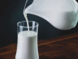 Lait versé dans un verre