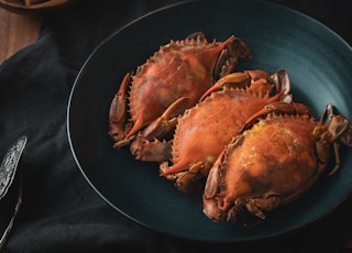 a plate of cooked crabs on a table