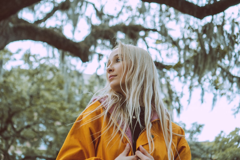 donna che indossa il cappotto giallo