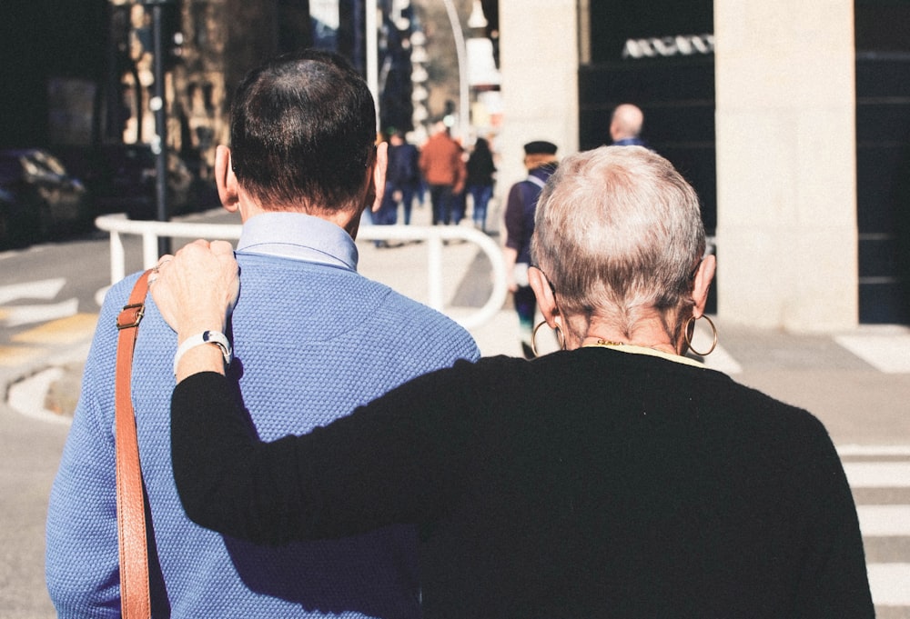 La donna ha messo la mano sulla spalla dell'uomo mentre camminava durante il giorno