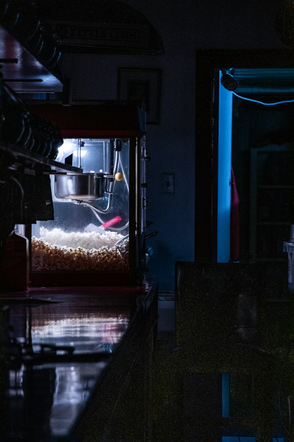 popcorn maker machine with popcorns