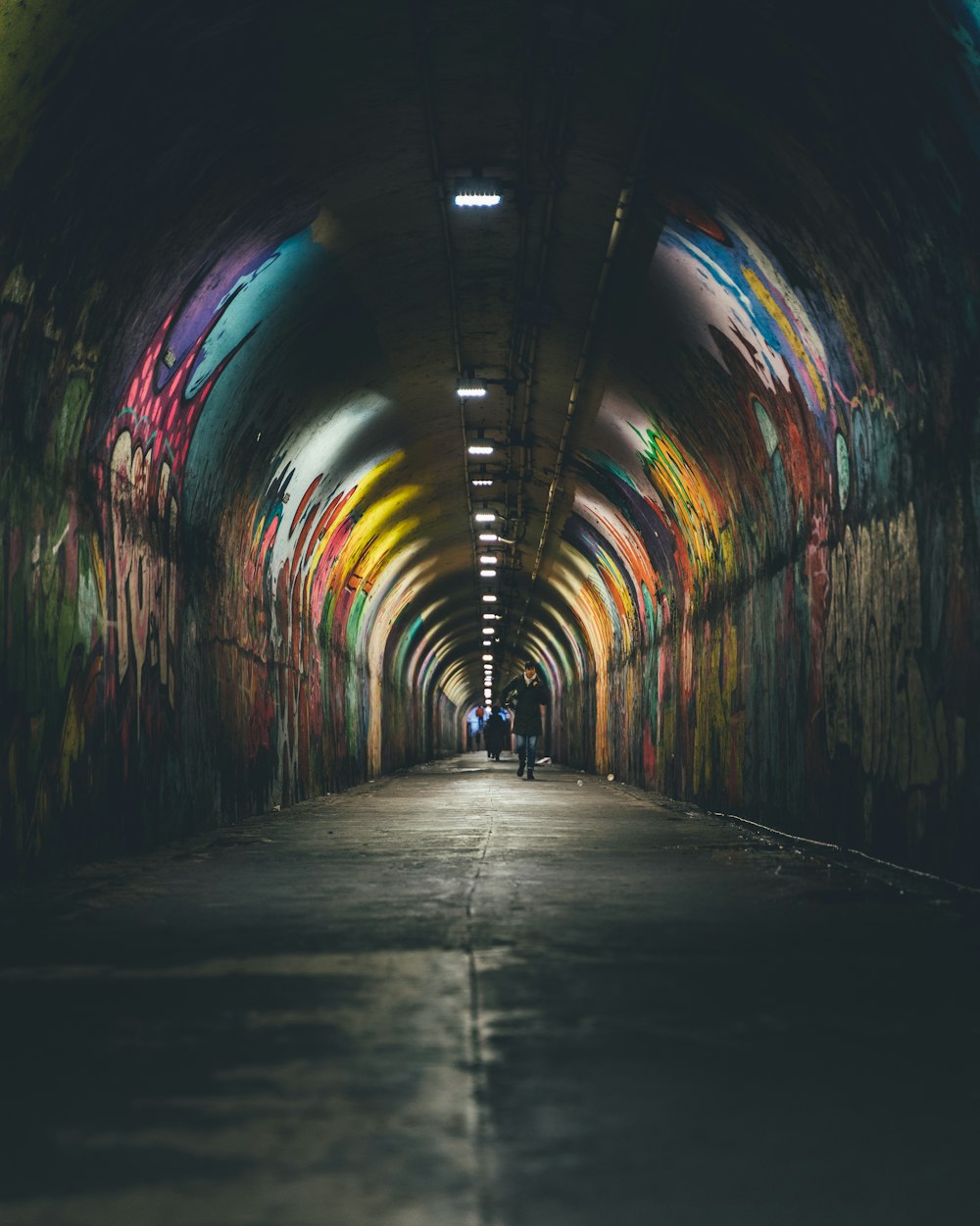 pessoa andando no túnel