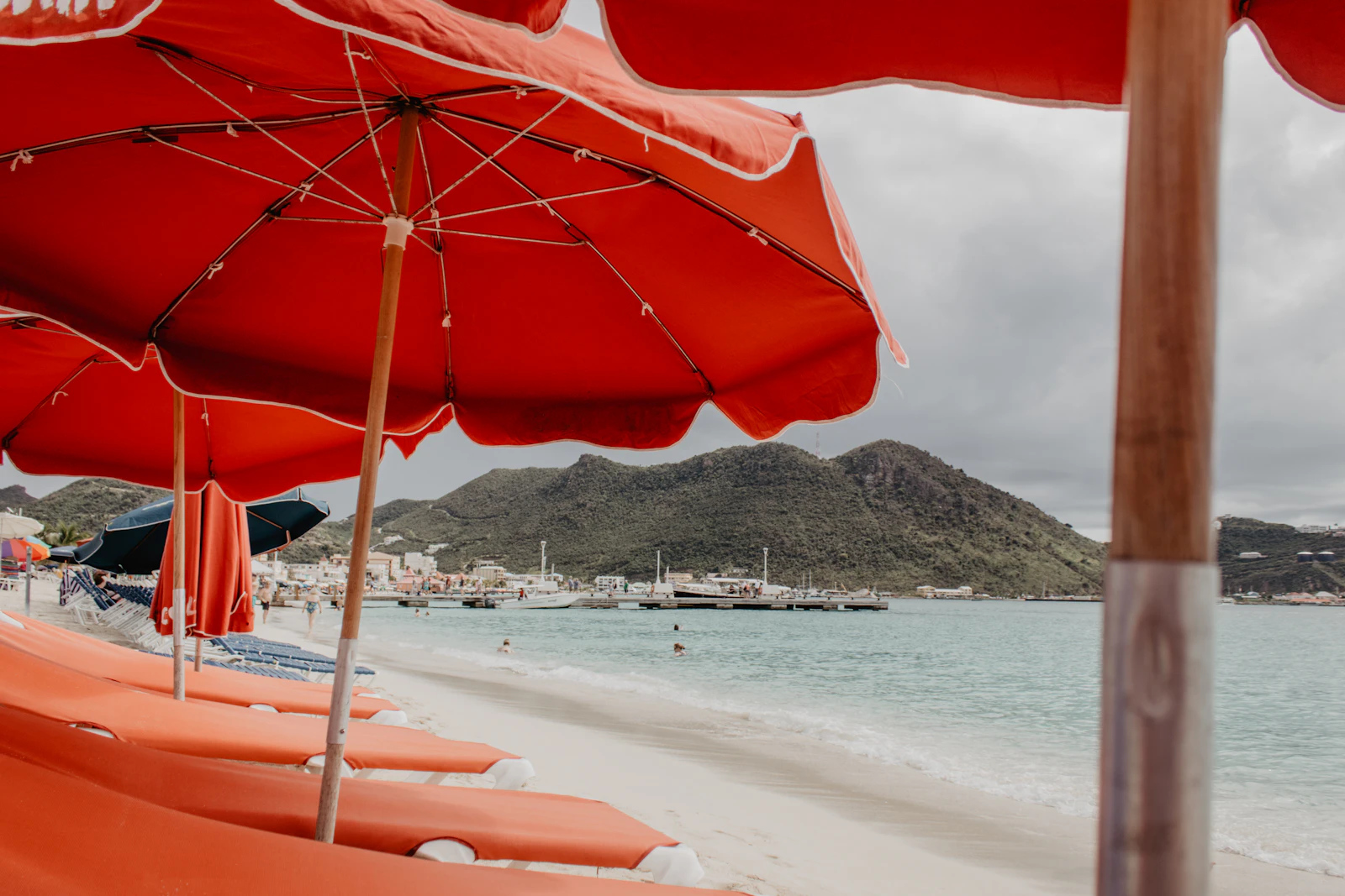 Liegestühle und Sonnenschirme an einem Strand