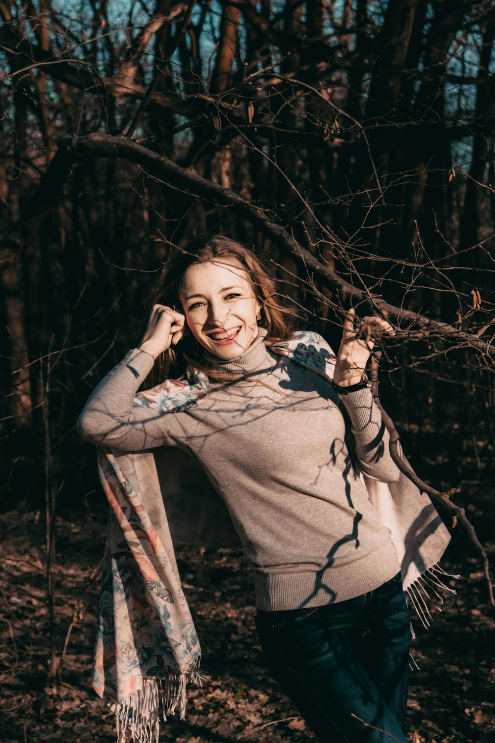 femme portant un sweat-shirt à col rond marron et blanc