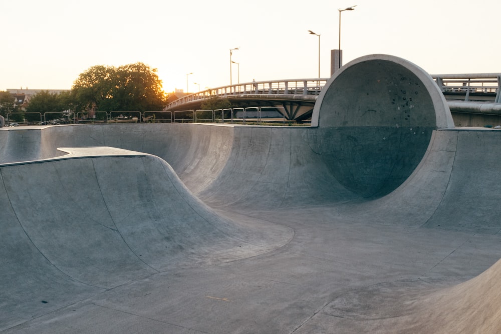 Skatepark aus grauem Beton in der Nähe der Brücke