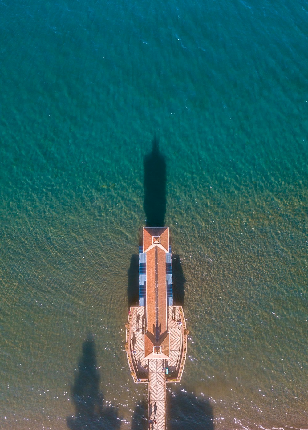 Bateau rouge au milieu