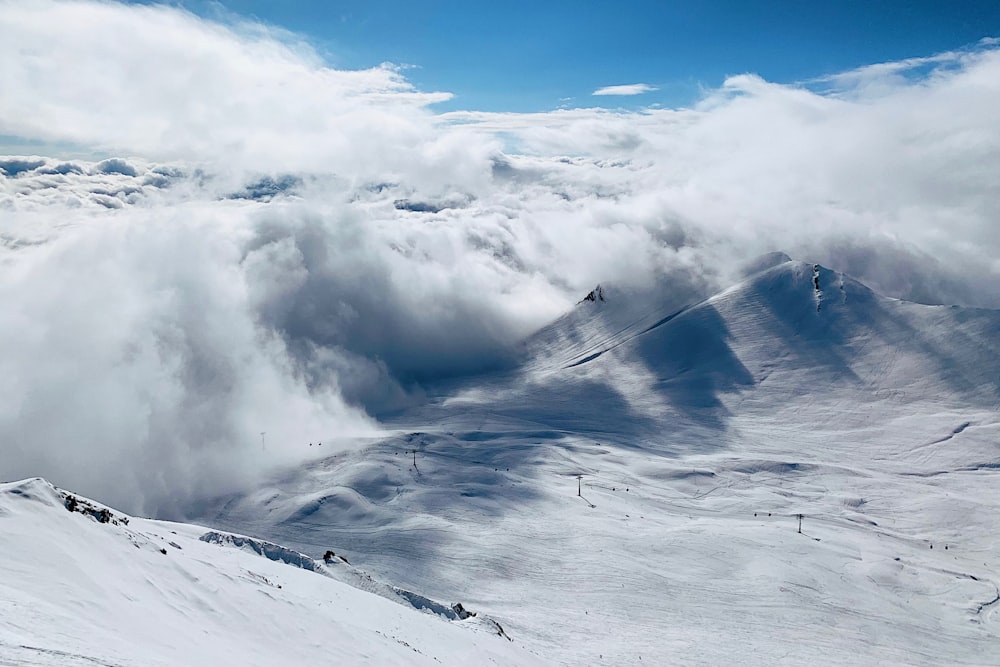 Montanha branca coberta de neve com nuvens