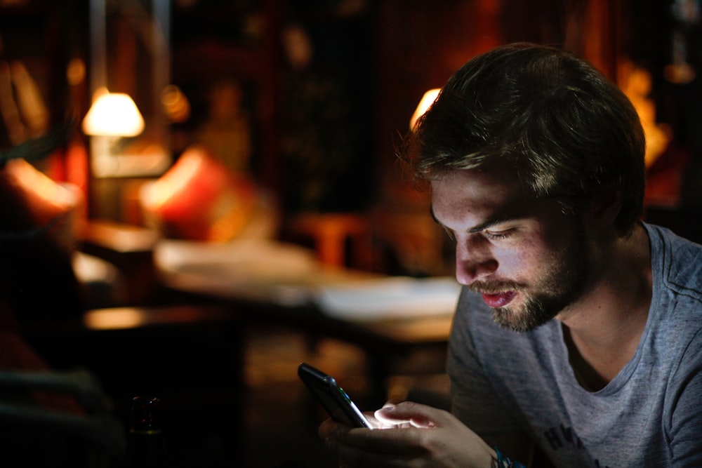 Mann mit Telefon