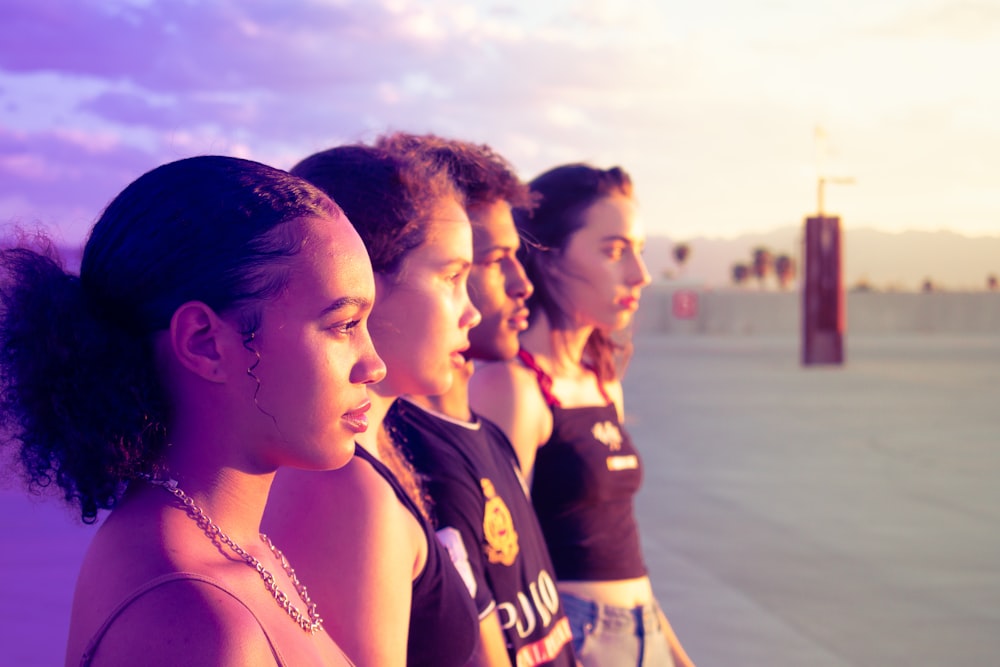 Cuatro mujeres de pie en el camino mirando a un lado