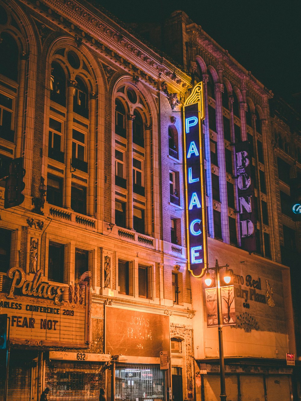 Edificio del palacio durante la noche