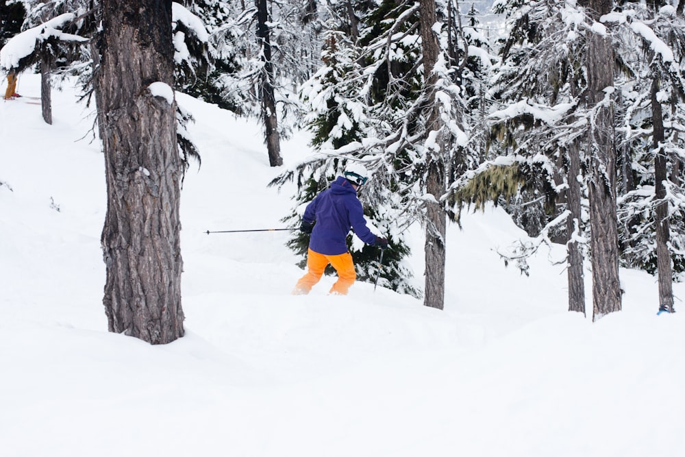 Person, die auf Schnee fährt