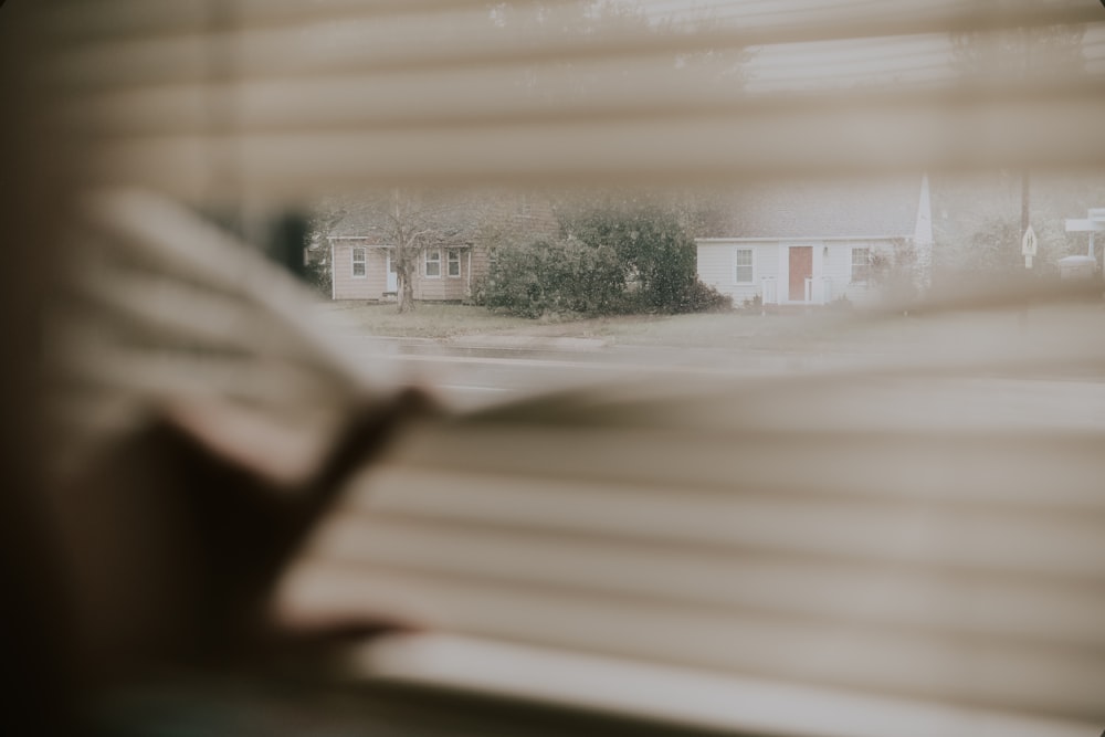 Una foto sfocata di una casa attraverso una finestra