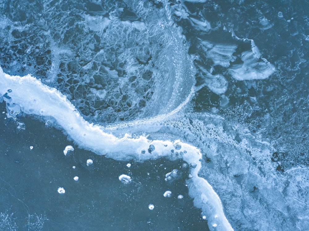 Photographie de vue aérienne des vagues de siège