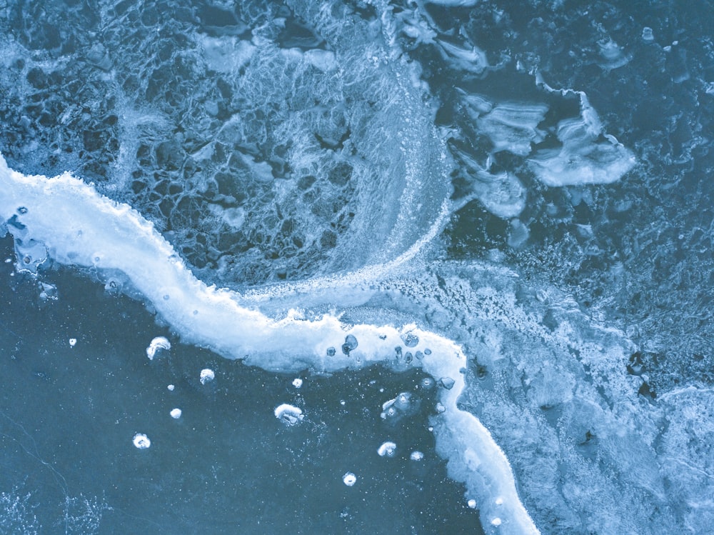 Fotografía de vista aérea de las olas de los asientos