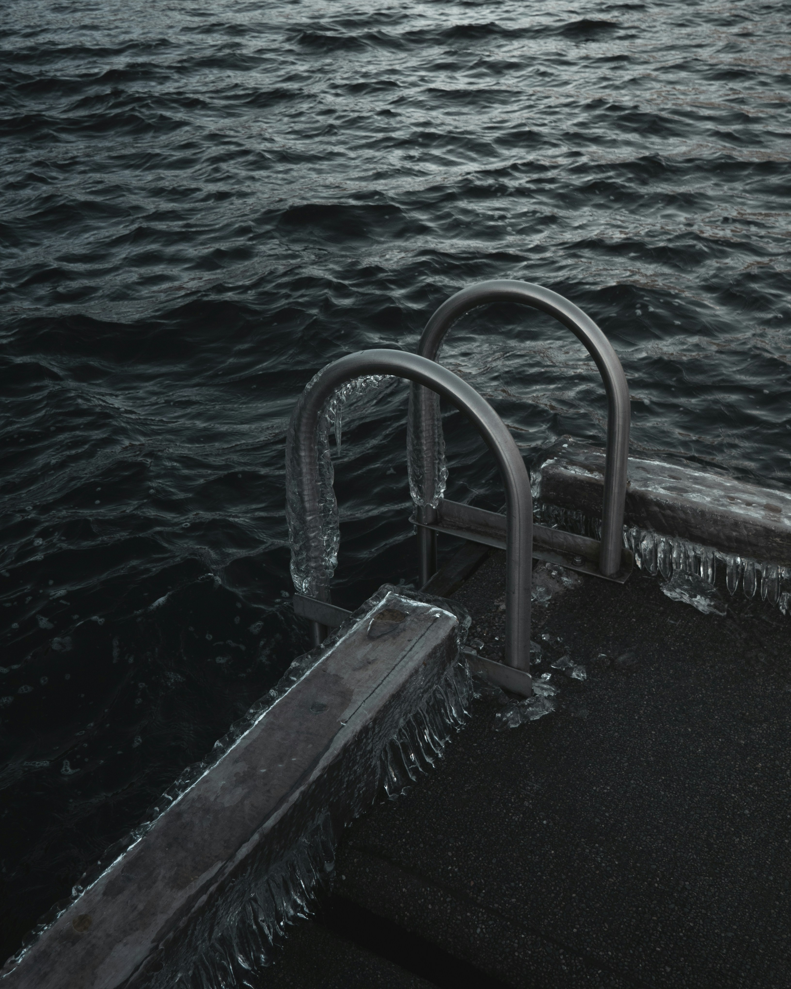 How Cold Plunge Therapy Enhances Physical Resilience