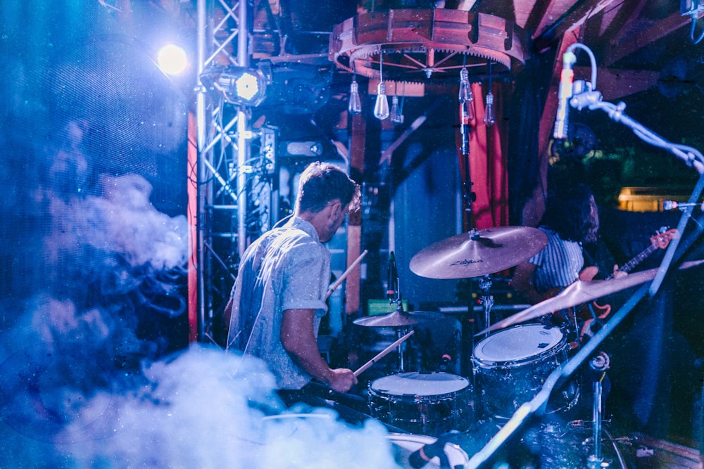 드럼을 연주하는 남자의 선택적 초점 사진