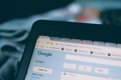 Close-up of a computer screen showing the correovivo email interface.