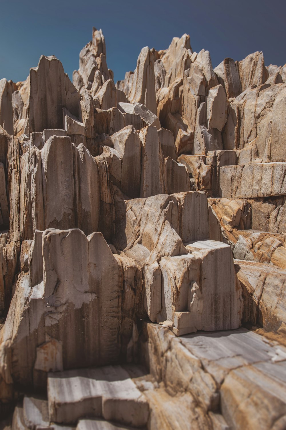 갈색 암석의 풍경 사진