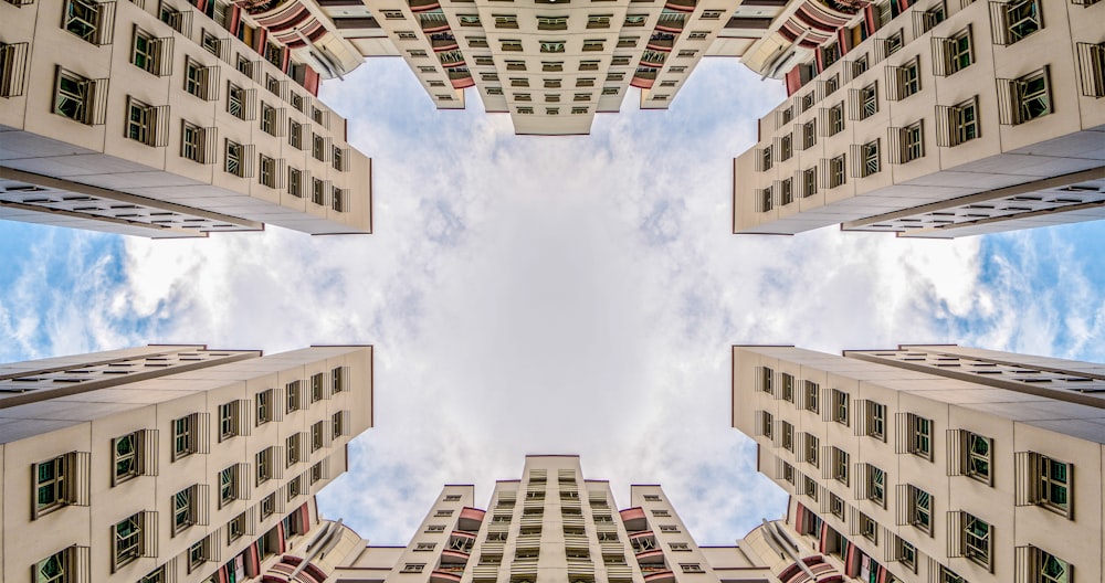 Fotografía de ángulo bajo de dos edificios de hormigón blanco