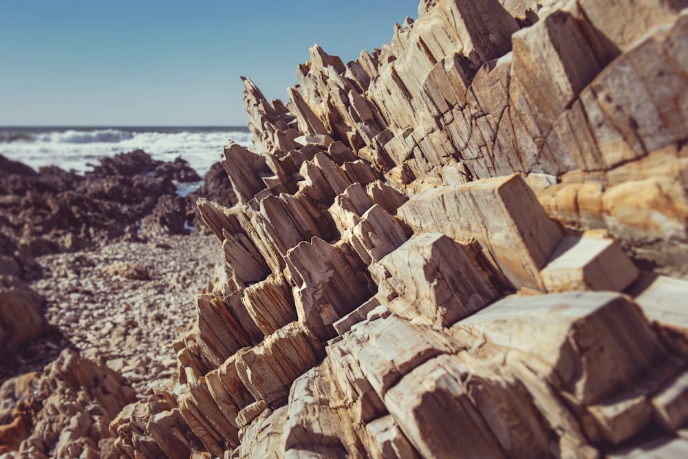 Vista da formação rochosa na praia