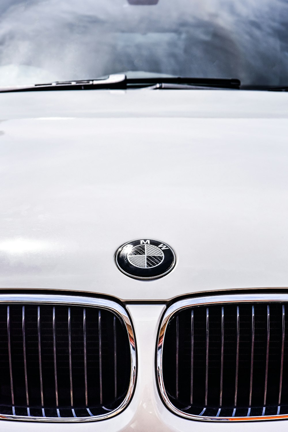 Foto zum Thema Weiße BMW Motorhaube – Kostenloses Bild zu Blau auf Unsplash