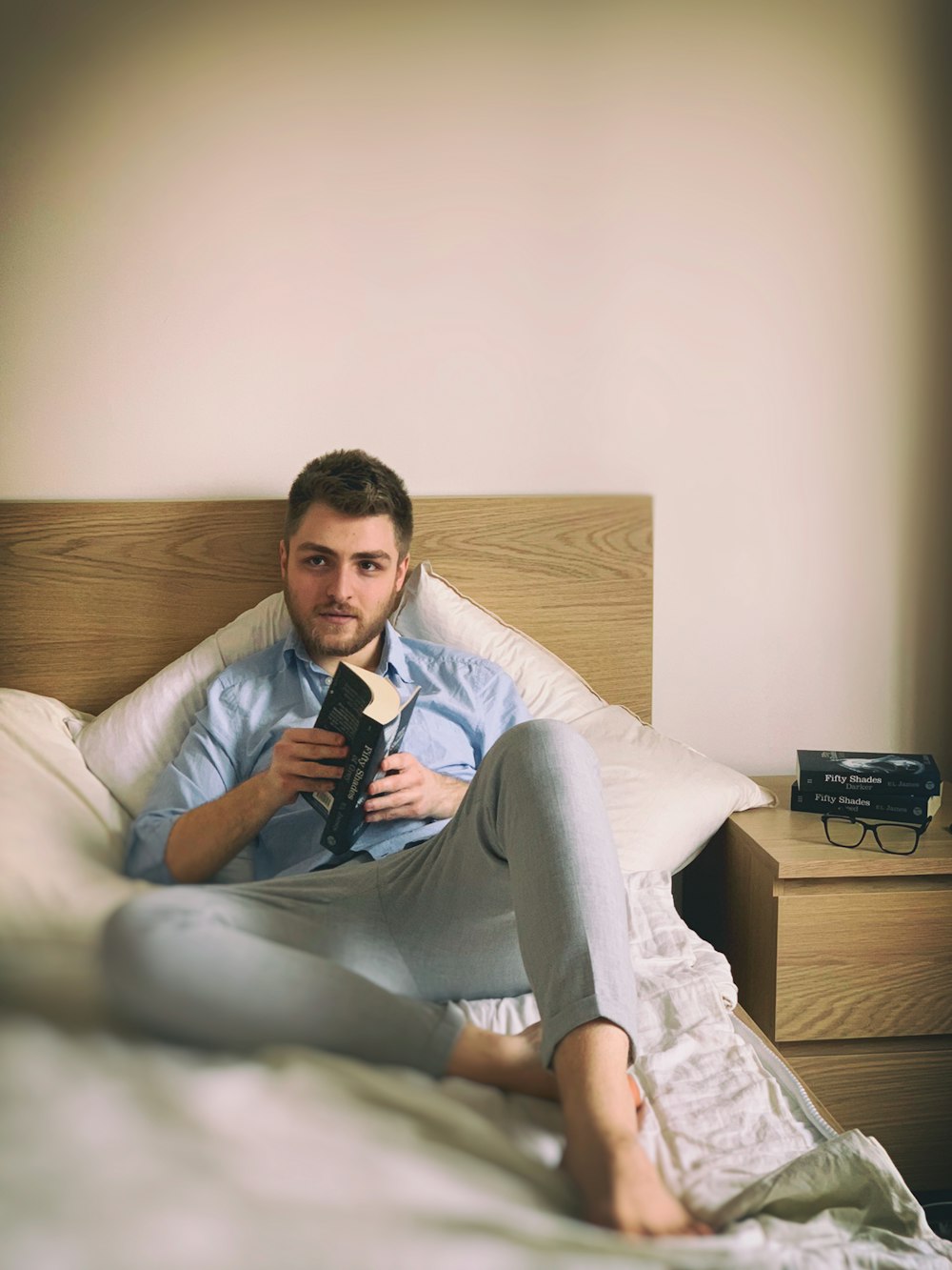 Foto hombre acostado en la cama – Imagen Enfocar gratis en Unsplash