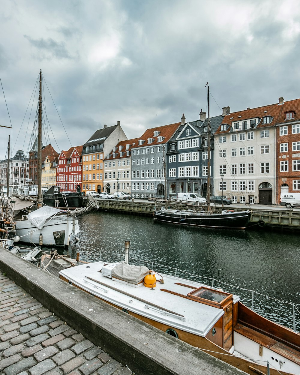 Fluss mit Booten unter bewölktem Himmel