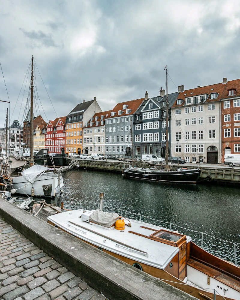 Bunte Giebelhäuser am Kanal in Kopenhagen