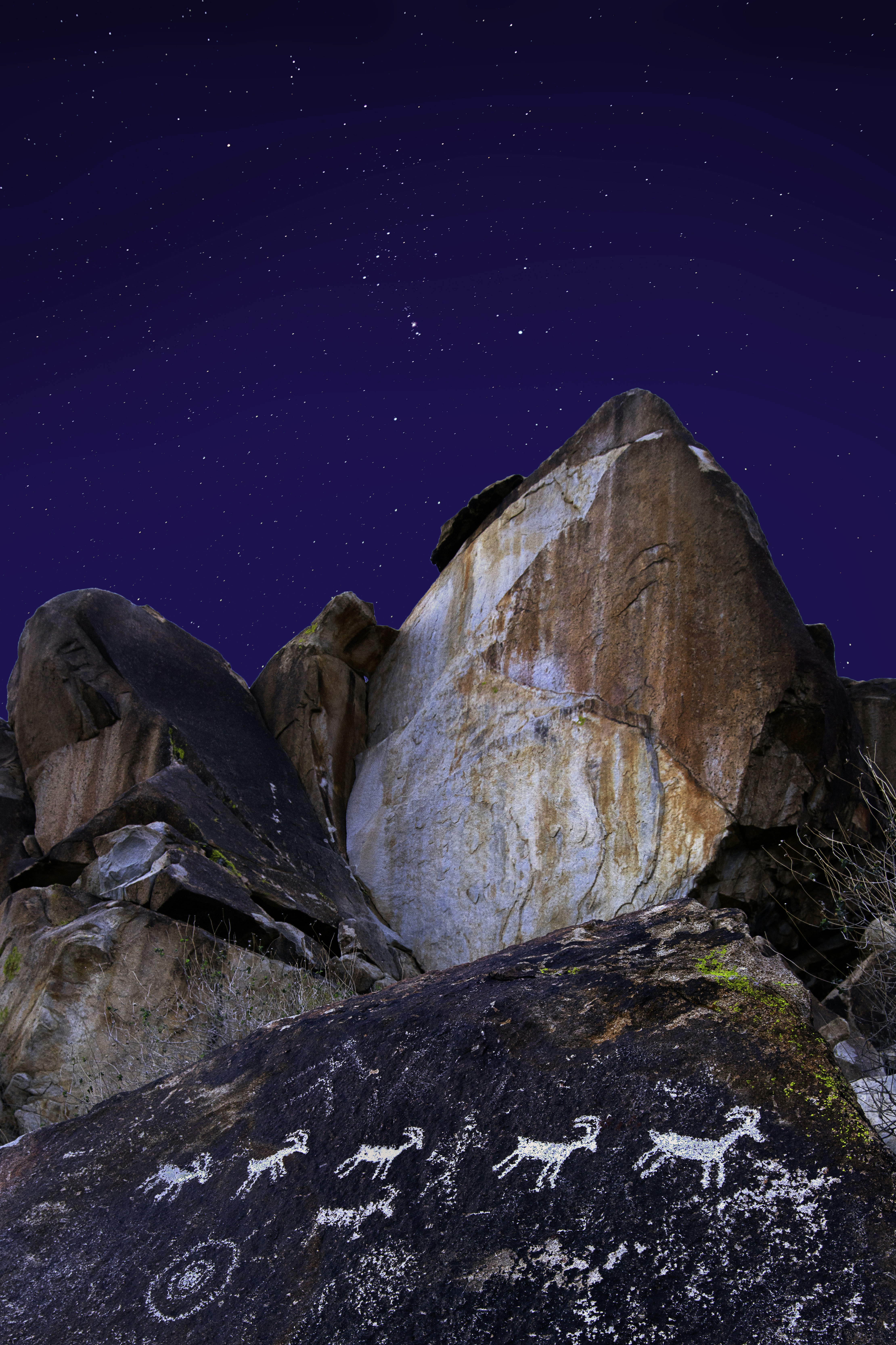 Montagne brune pendant la nuit