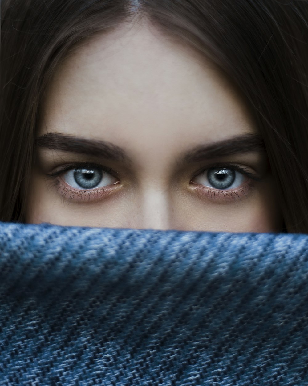 um close up de uma pessoa com olhos azuis