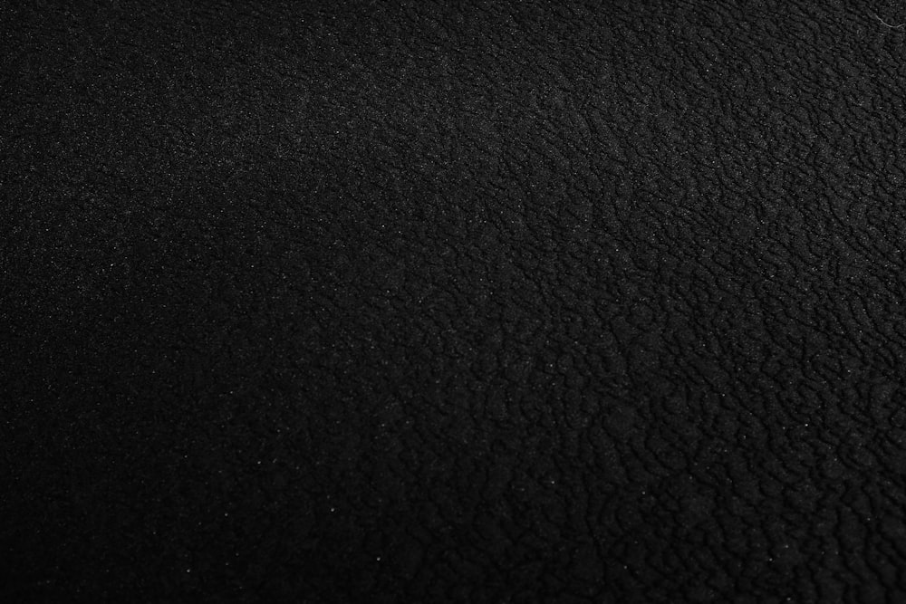 Una foto in bianco e nero di una superficie nera