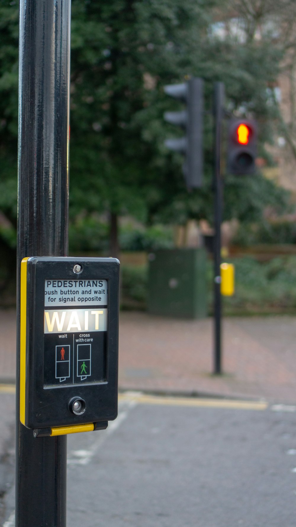 black and yellow stoplight monitor displaying wait