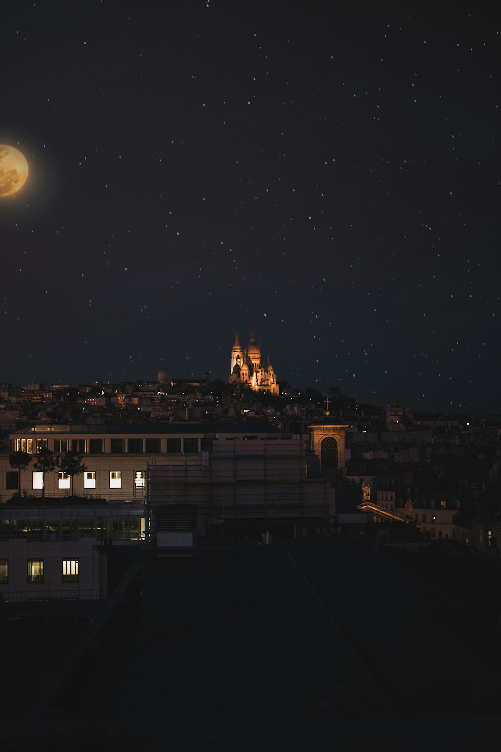 Fotografie der Stadt bei Nacht aus der Vogelperspektive