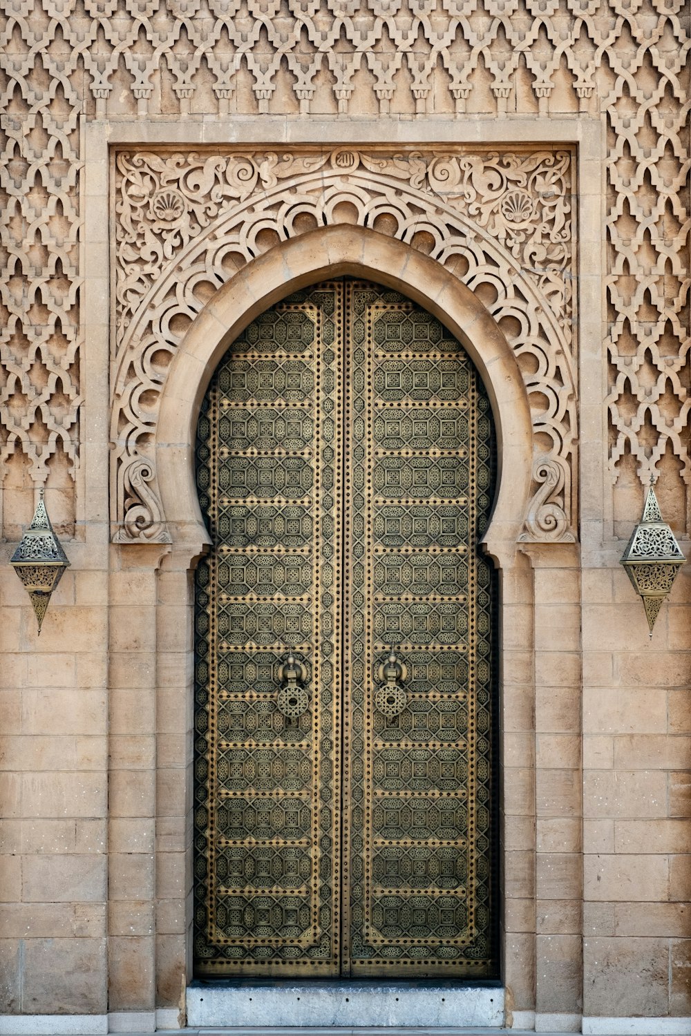 puerta de madera gris