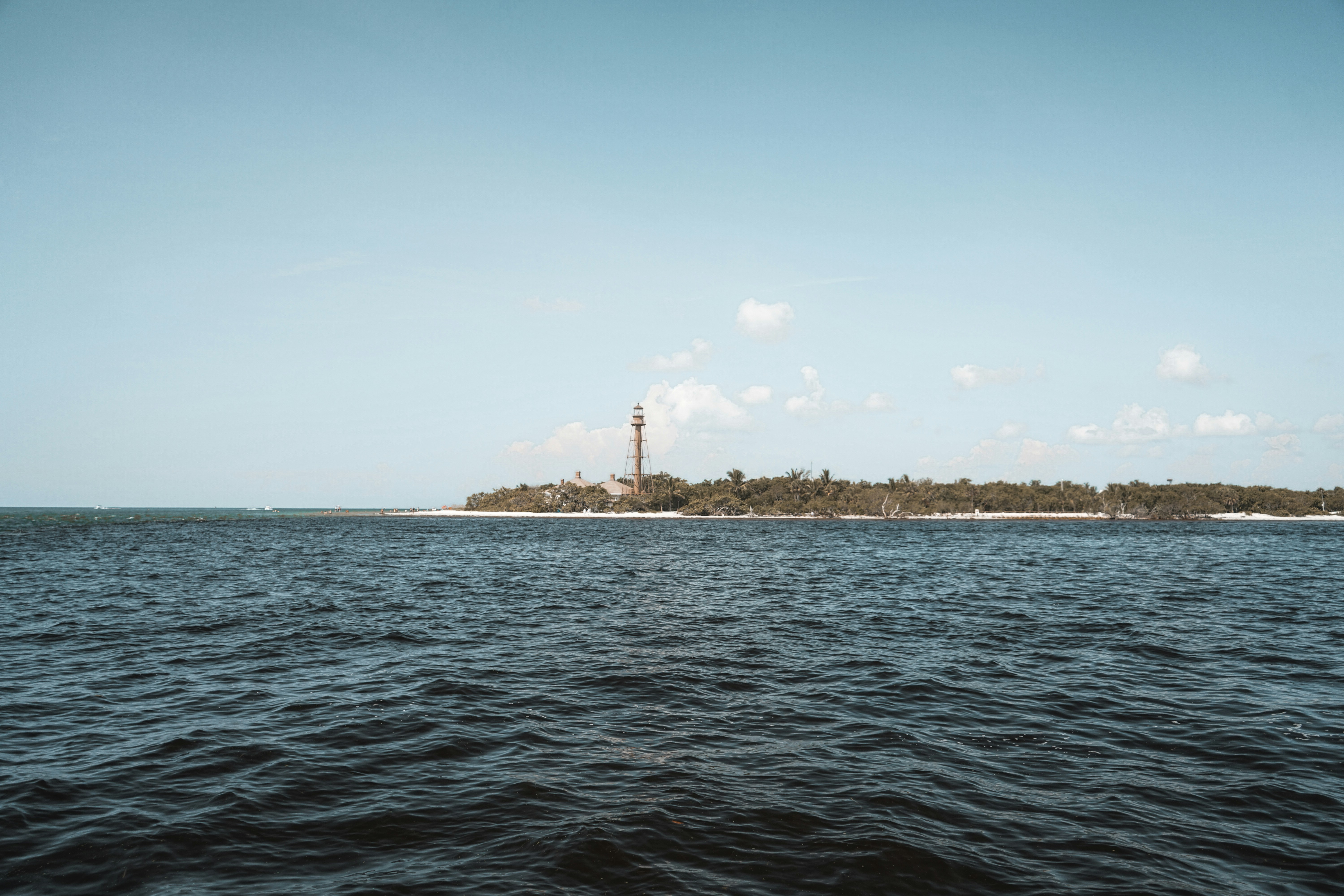 farol na ilha sob o céu azul