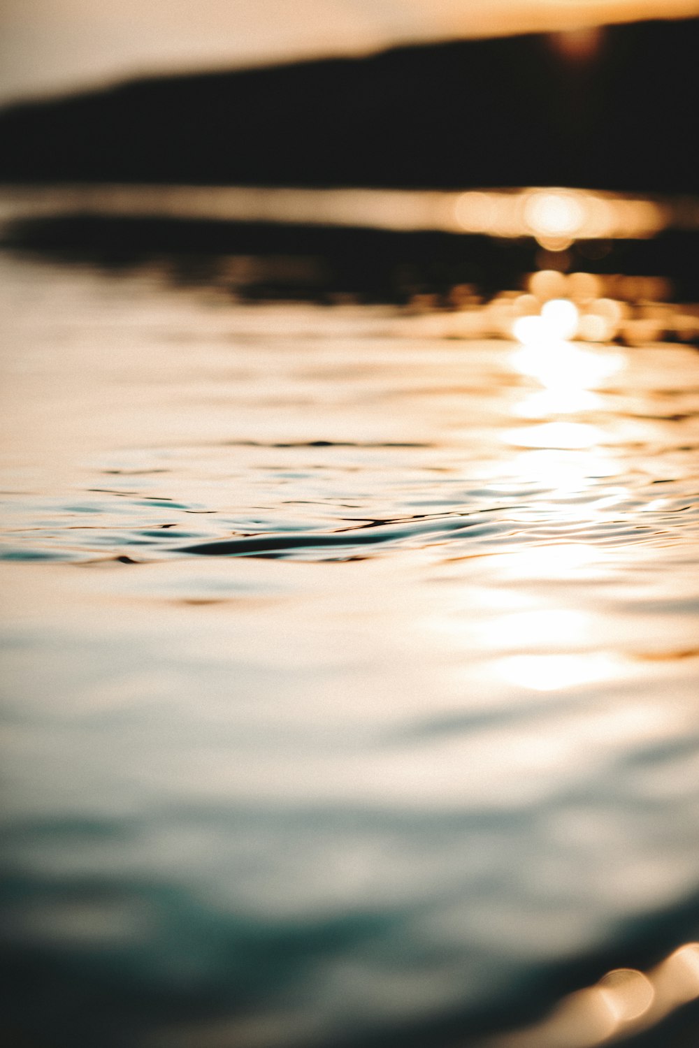 Specchio d'acqua durante l'ora d'oro