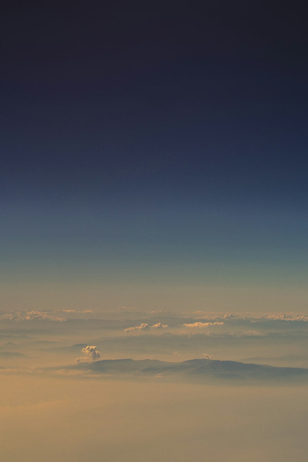 nubes blancas y azules