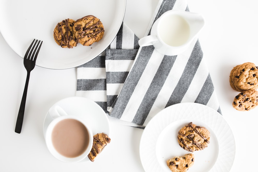 biscuits sur des assiettes au-dessus de textile gris et blanc