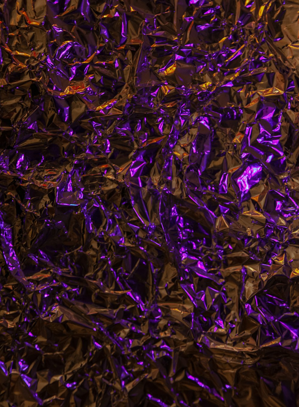 eine Nahaufnahme eines Haufens lila Folie